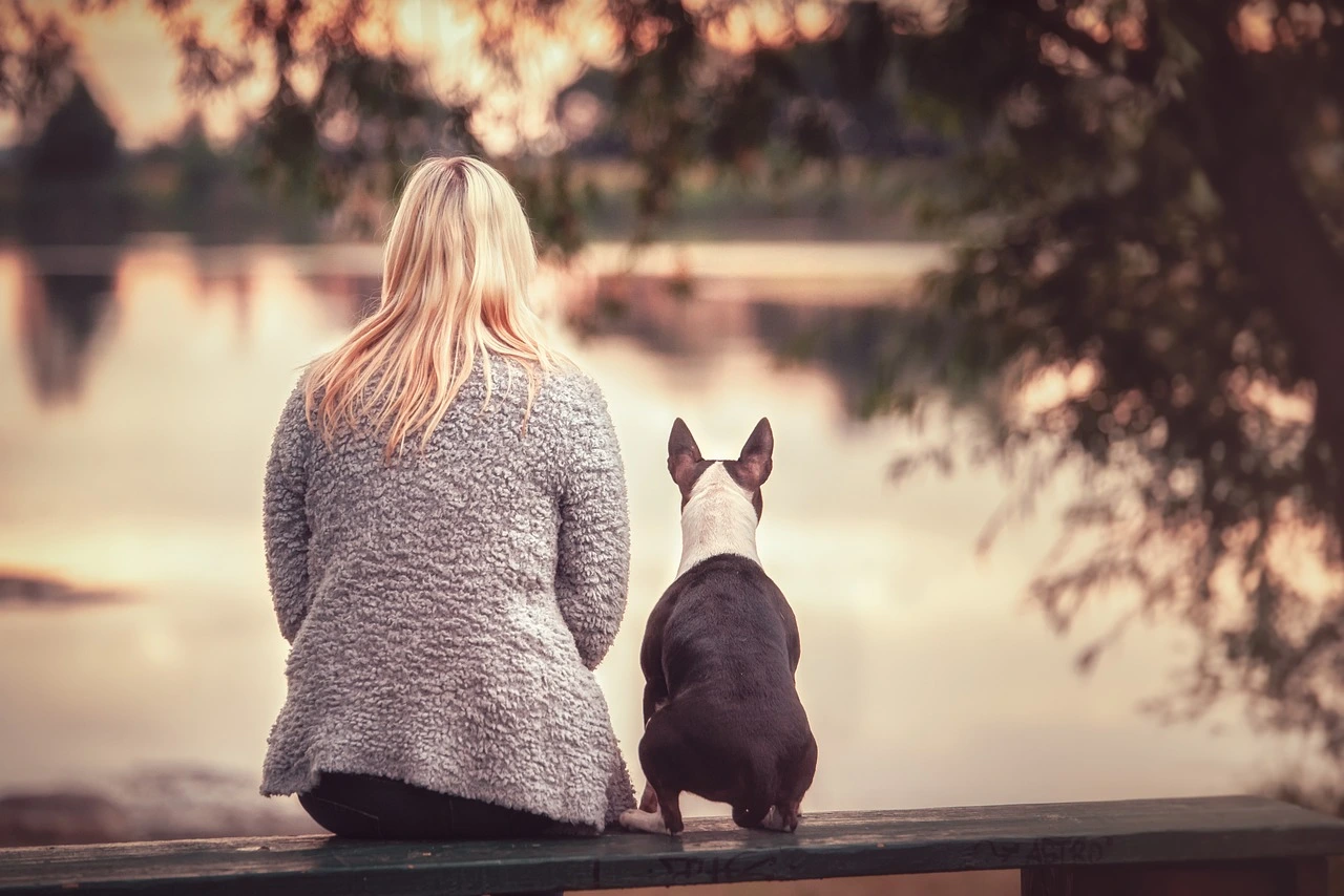 educatrice et chien assis cote a cote